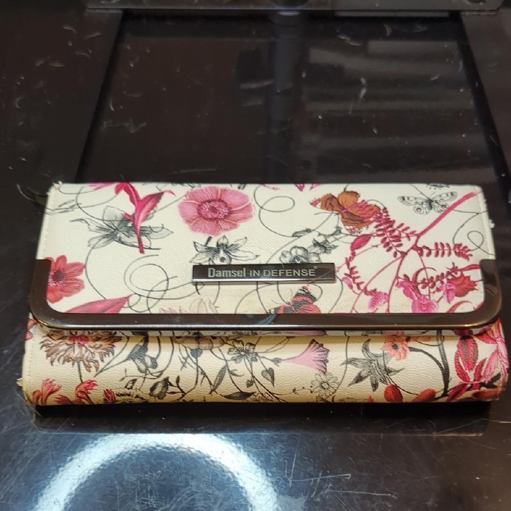 Damsel In Defense Floral Women's Wallet - White and Pink